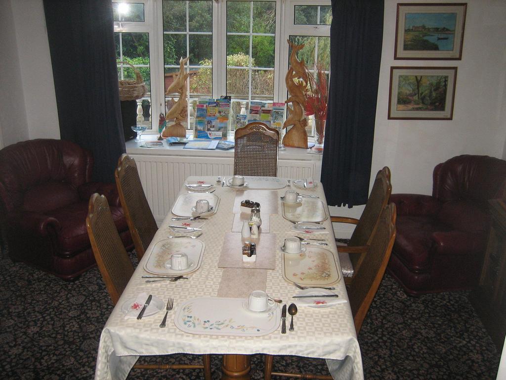 Four Seasons Guest House Pembrey Bagian luar foto
