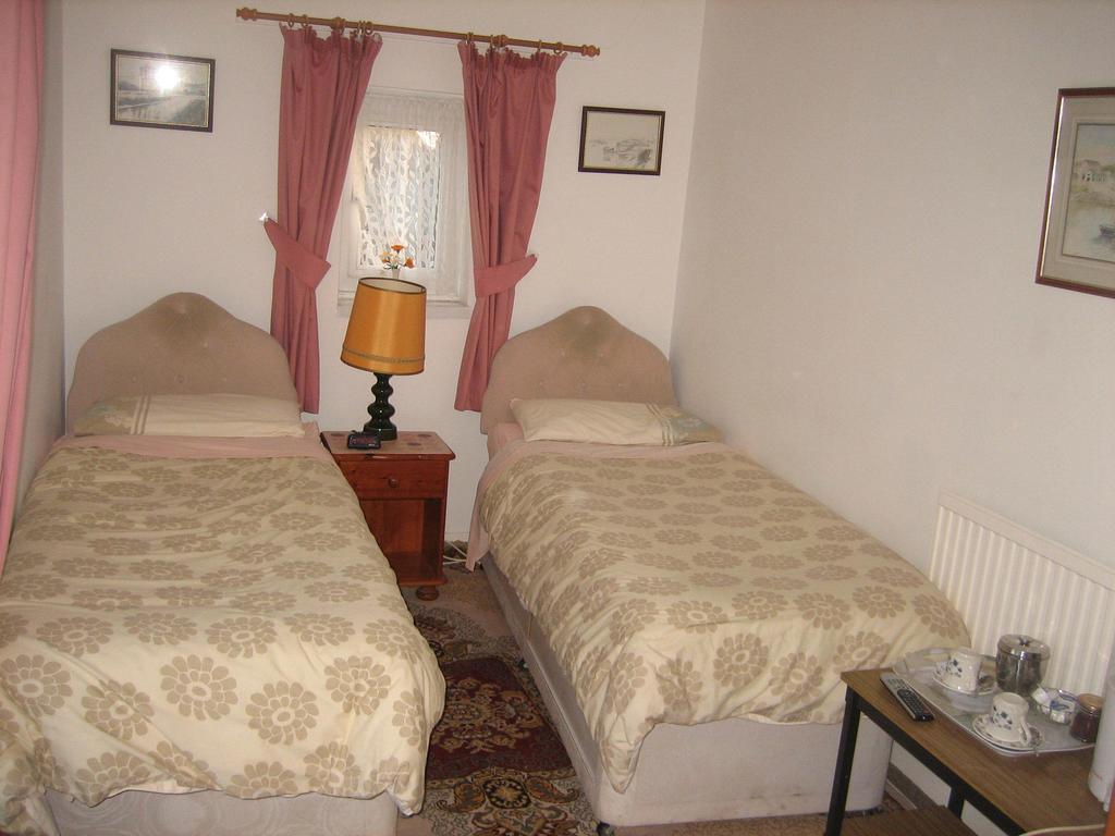 Four Seasons Guest House Pembrey Ruang foto